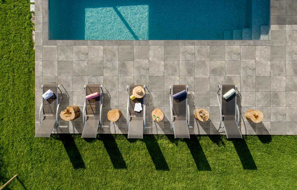 Carrelage effet ciment pour les plages de piscine