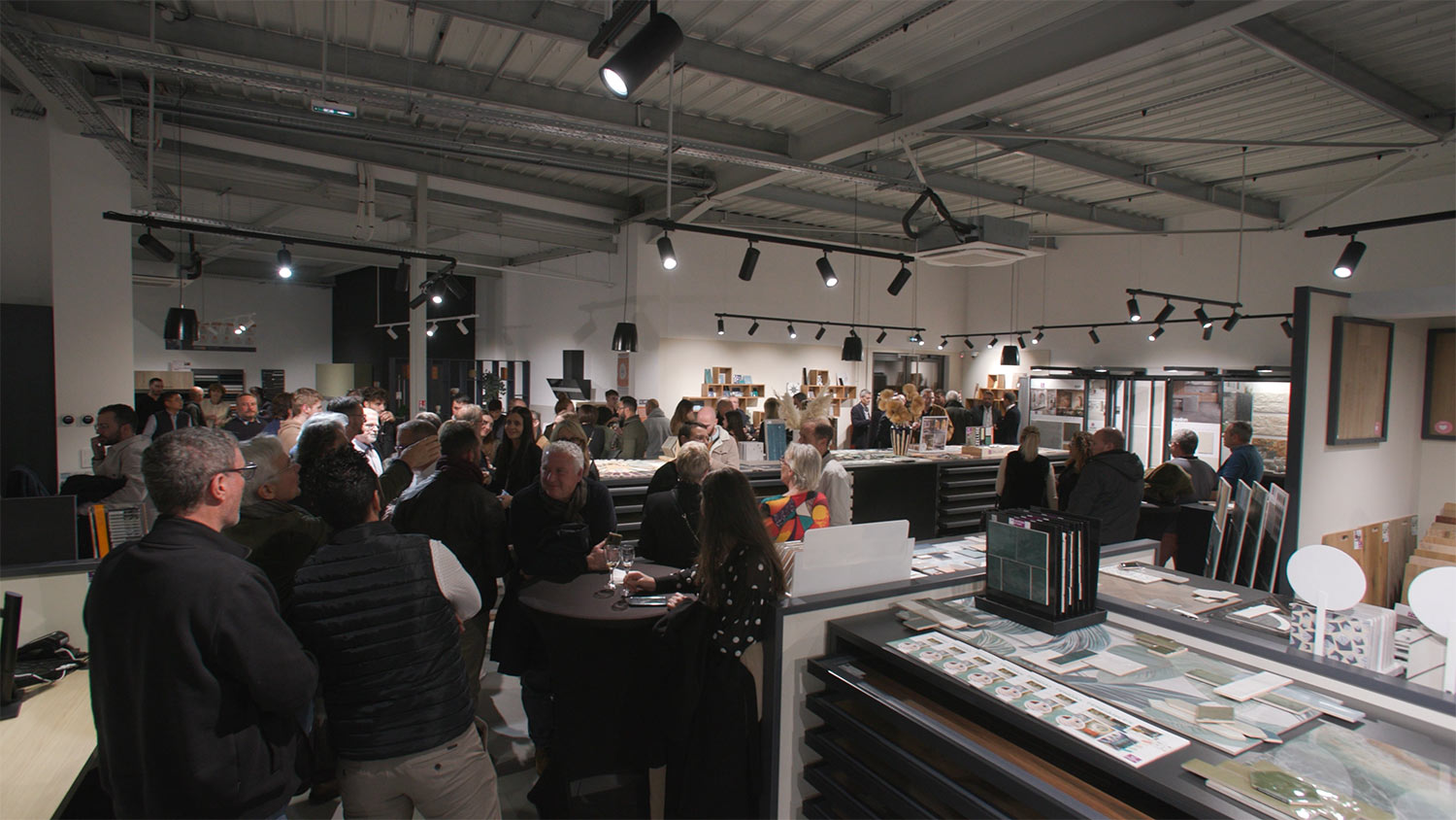 Moment convivial de l’inauguration du magasin d’Avignon, dédié au carrelage et aux inspirations pour salle de bain.