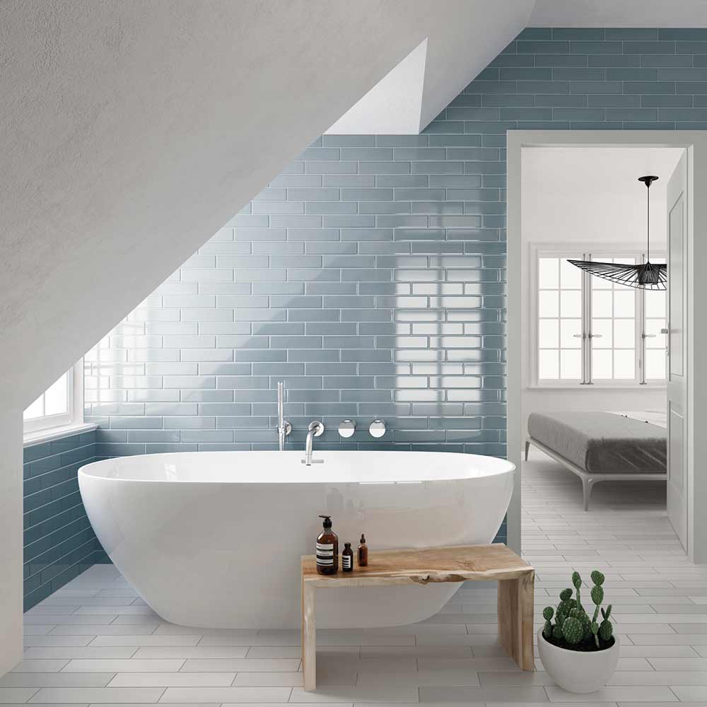 Salle de bain sous les combles avec baignoire et faïences coloris bleu