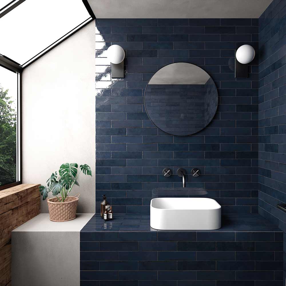 Salle de bain sous les combles avec faïences coloris bleu