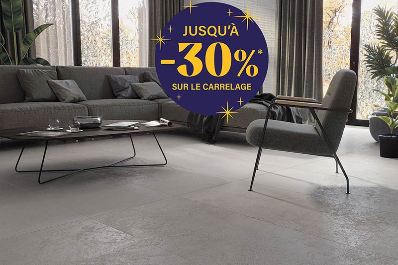 Séjour élégant mettant en avant une offre spéciale : -30% sur le carrelage pendant les 8 jours anniversaire.