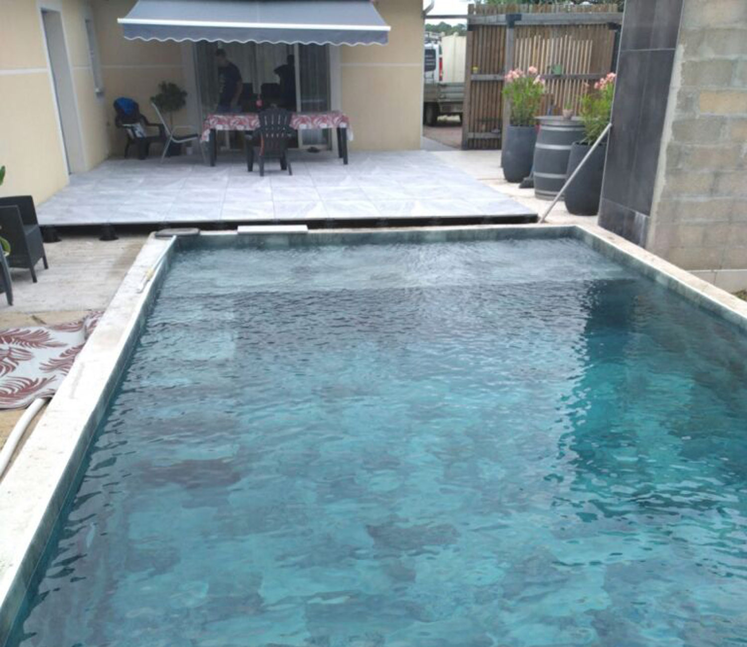 Rénovation carrelage d'une terrasse de piscine par AB Carrelage Aquiataine à Libourne