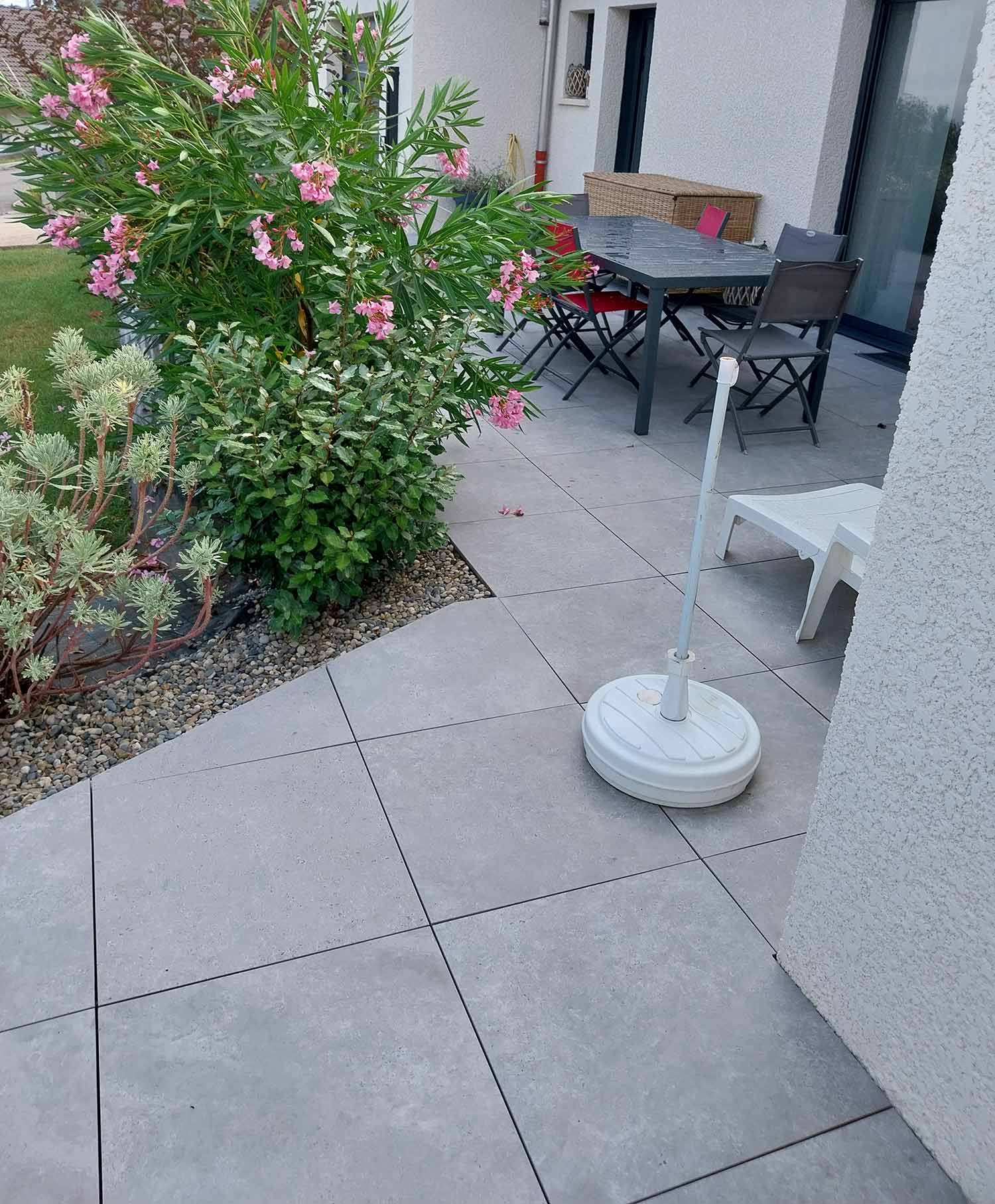 le carrelage Oricola effet pierre en 60x60 cm pour une terrasse extérieure