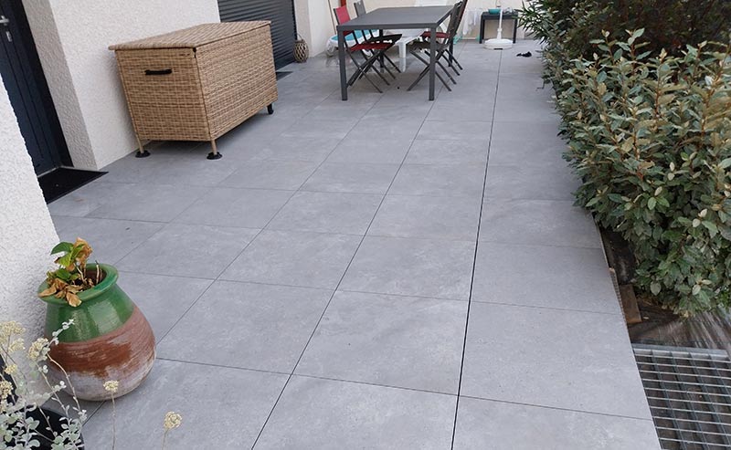 Réalisation d'une terrasse à Chanaz avec le magasin Le carrelage du Guiers