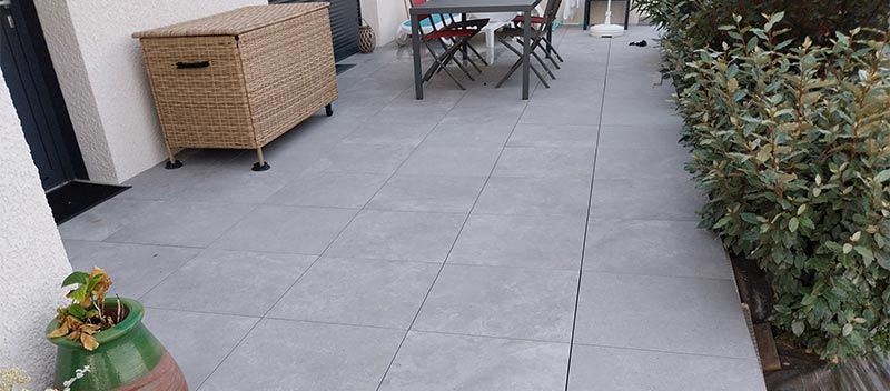 Création de terrasse moderne à Chanaz par le magasin Le Carrelage du Guiers