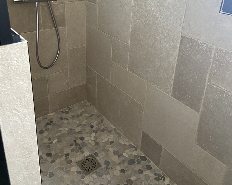 Carrelage d'une douche par le magasin salle de bain Carrélia à Montélimar Nord 