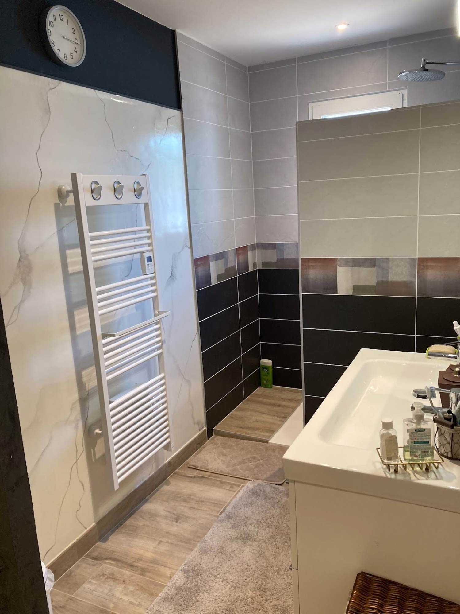 Carrelage salle de bain après rénovation par le magasin Carrélia à Montélimar Sud