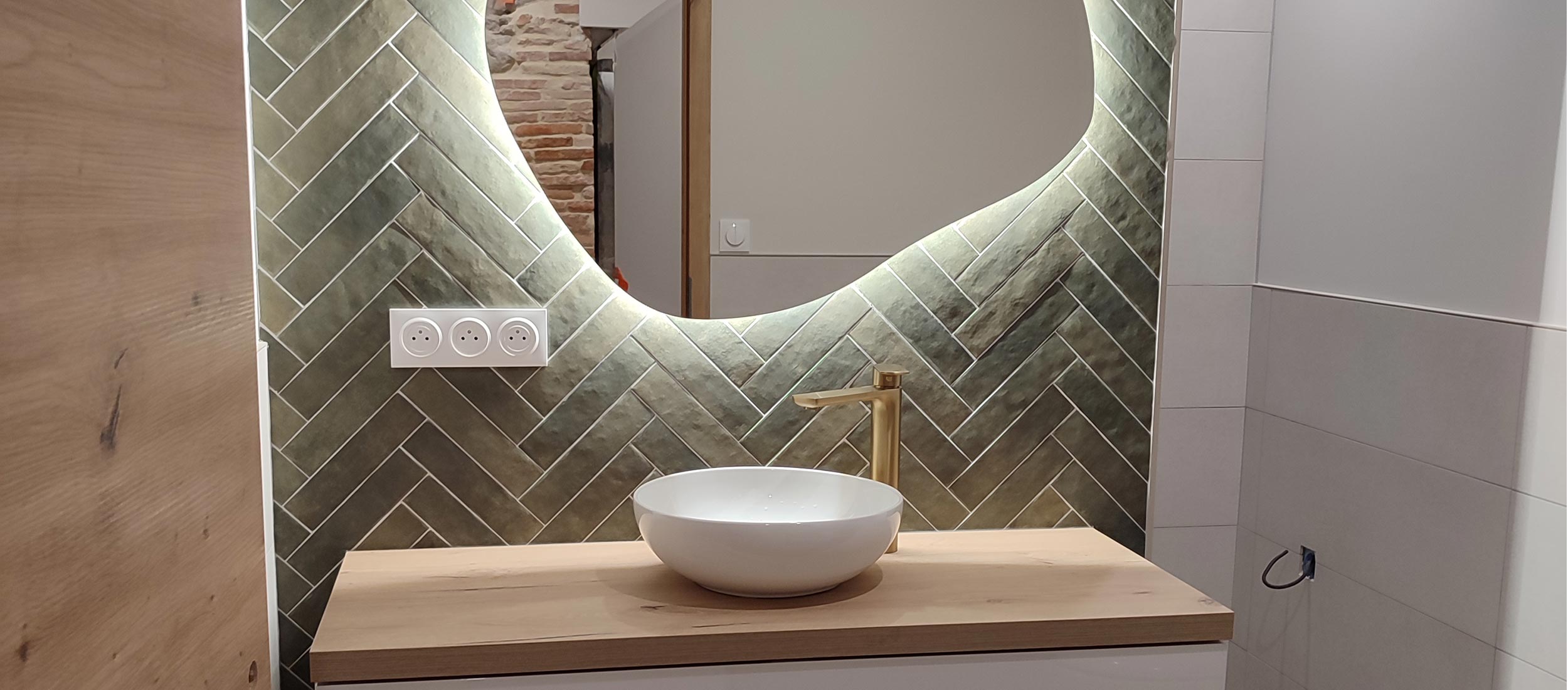 Carrelage effet bois et zellige khaki pour une salle de bain tendance, rénovation Carrélia Valence.