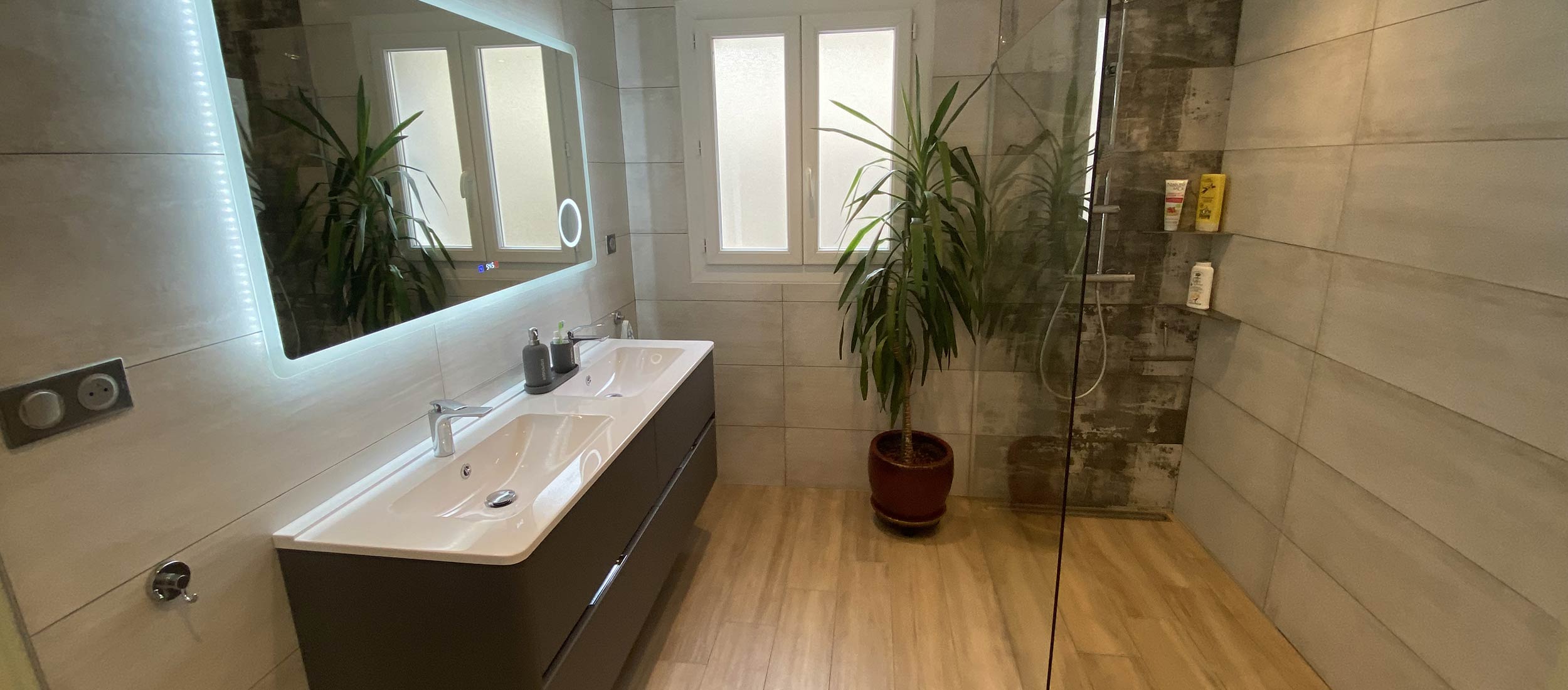 Salle de bain rénovée avec carrelages modernes, réalisée par le magasin Carrélia Valence