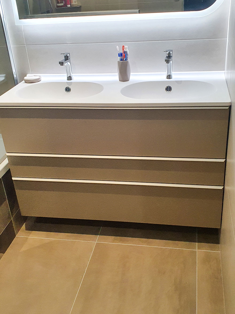 Rénovation de salle de bain à Chabeuil avec carrelage grand format et meuble double vasque