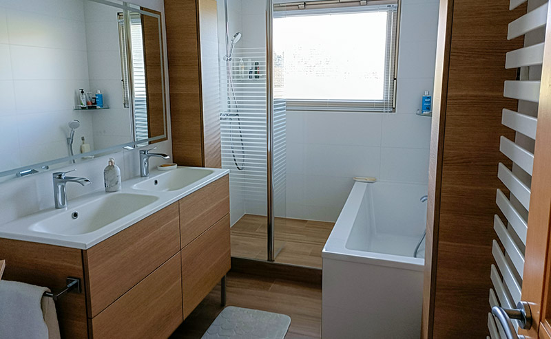 Rénovation salle de bain avec carrelage effet bois Touladi, réalisée par le magasin Carrelage et Bain Annecy.