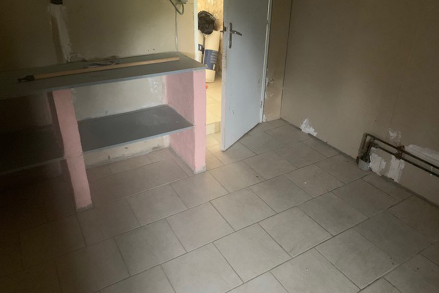 Carrelage avant rénovation de salle de bain par Decomat à Bergerac 