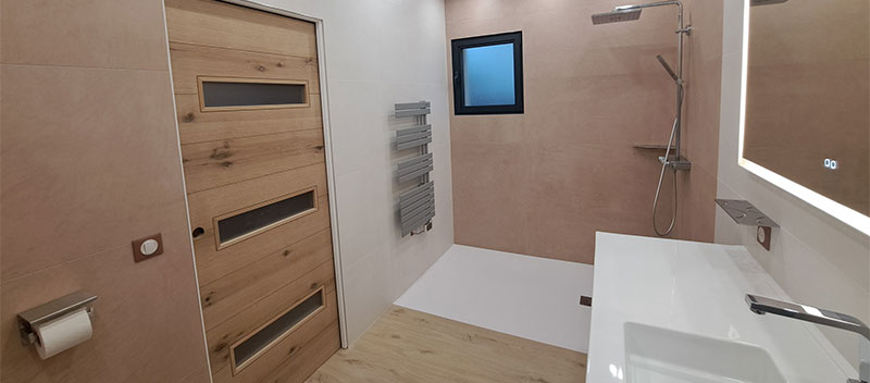 Rénovation élégante de salle de bain avec carrelage moderne, meuble, et expertise Decomat à Bergerac.