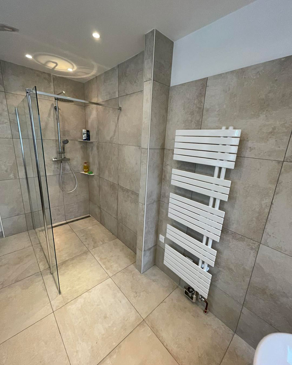 Rénovation réussie de la salle de bain avec carrelage CA BALLARIN, réalisée par Balland Epinal, pour le client de Jonville