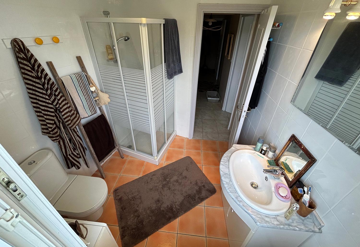 Carrelage effet bois et marbre pour une rénovation salle de bain élégante près de Lyon.