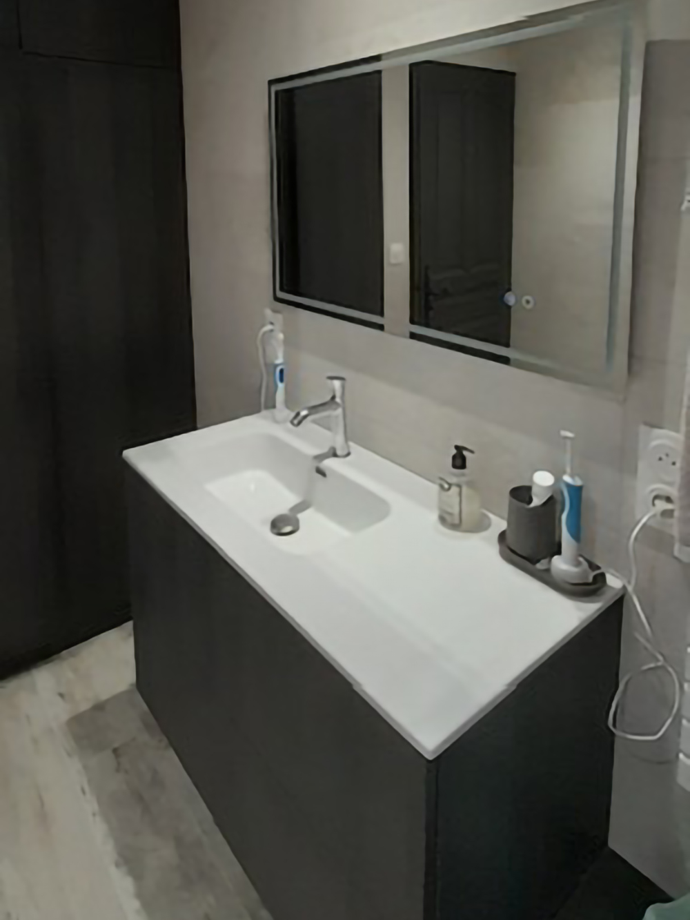 Paroi de douche et carrelage dans une salle de bain rénovée par Carrelage et Bain Junet