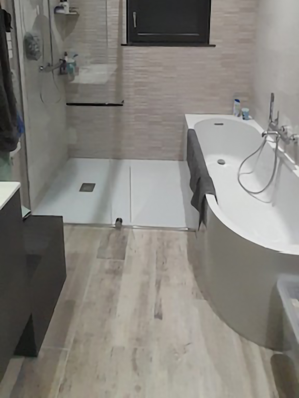 Transformation réussie d’une salle de bain avec carrelage intemporel par Carrelage et Bain Junet.