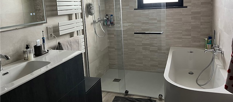 Rendu d’une salle de bain rénovée avec carrelage moderne, projet Carrelage et Bain Junet.