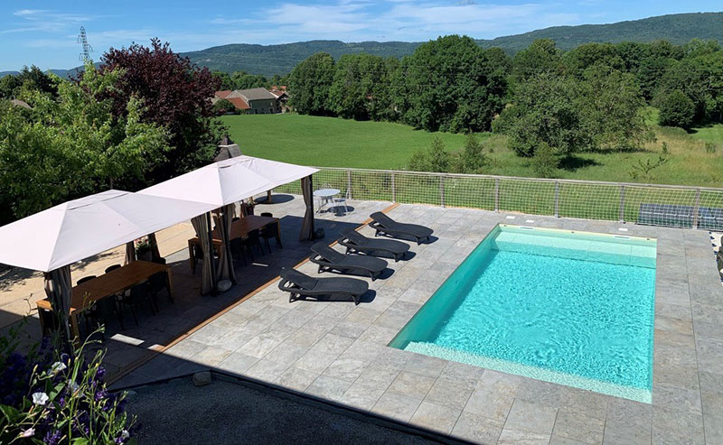 Rénovation d’une terrasse, salle de bain et piscine avec carrelage haut de gamme par Le Carrelage Bugiste à Belley.