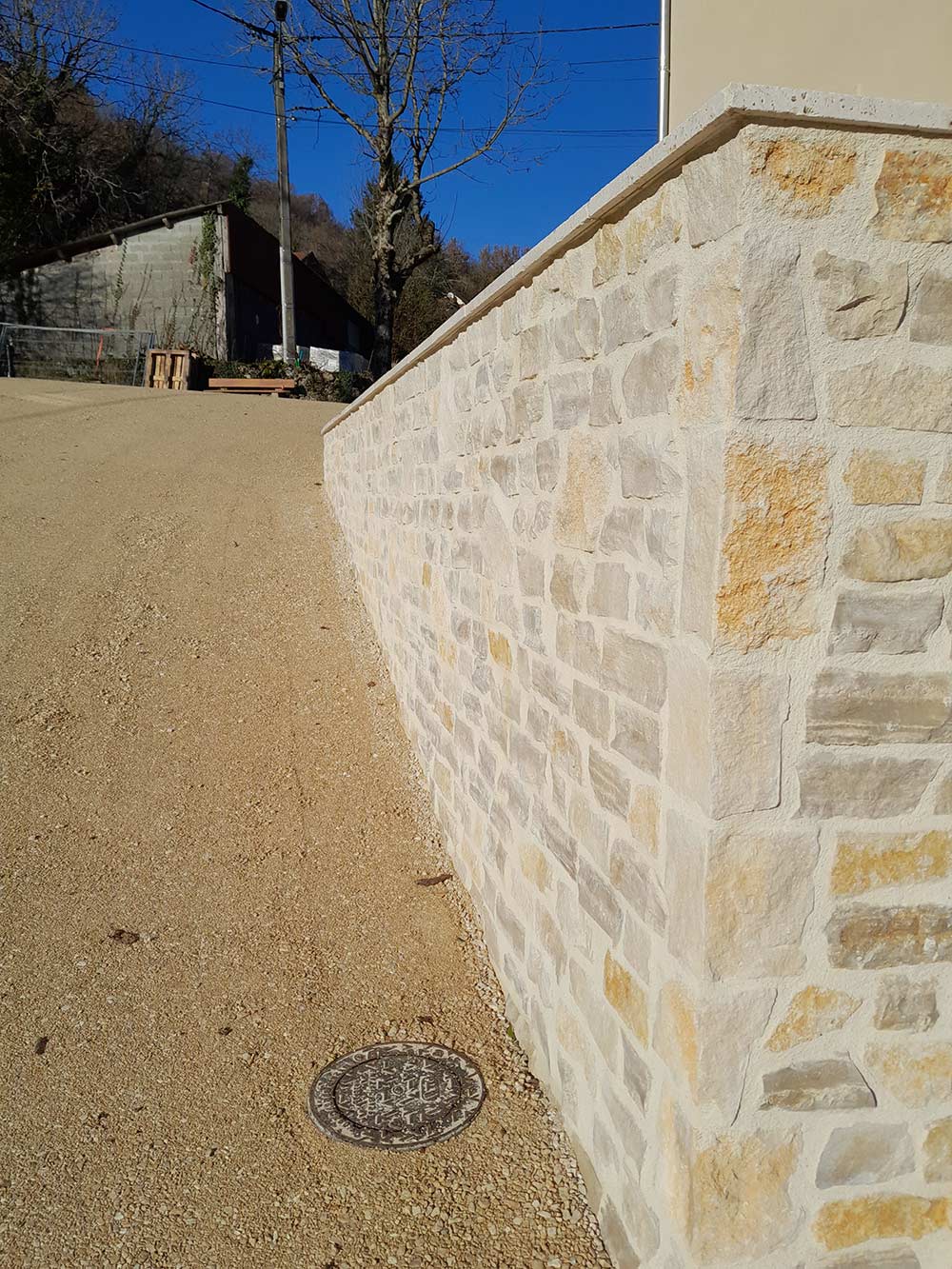 Réalisation complète des murs extérieurs d'une maison avec angles et parements pierre naturelle, par Le Carrelage Bugiste extérieur à Belley