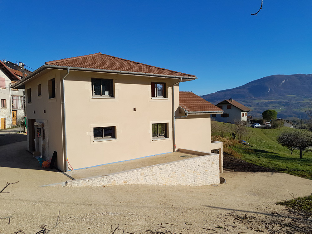 Maison neuve avec murs extérieurs en parement pierre naturelle, une création signée Le Carrelage Bugiste extérieur à Belley