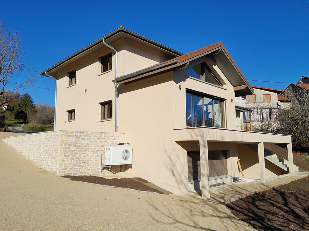 Réalisation personnalisée de murs extérieurs en pierre naturelle pour un client par Le Carrelage Bugiste extérieur à Belley