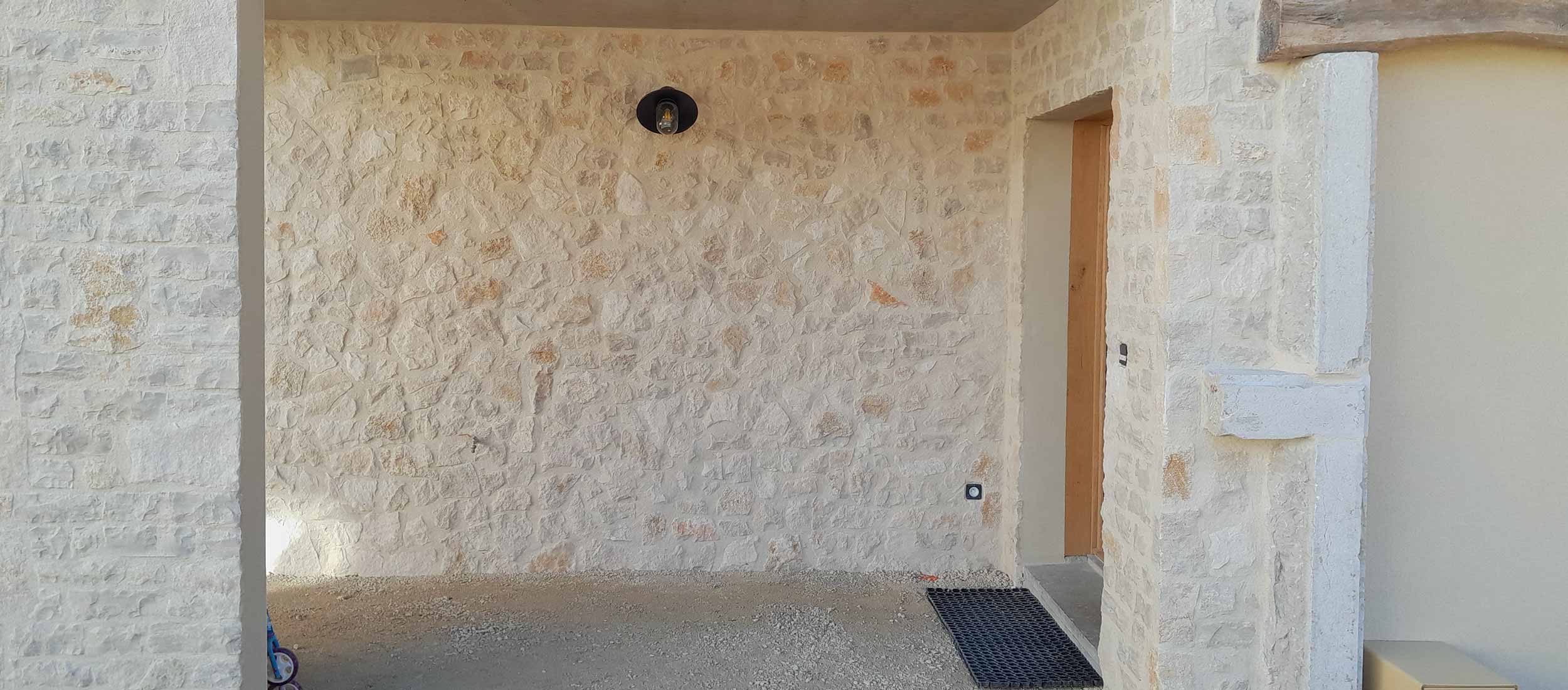 Réalisation des murs extérieurs en pierre naturelle pour un projet client, par Le Carrelage Bugiste extérieur à Belley