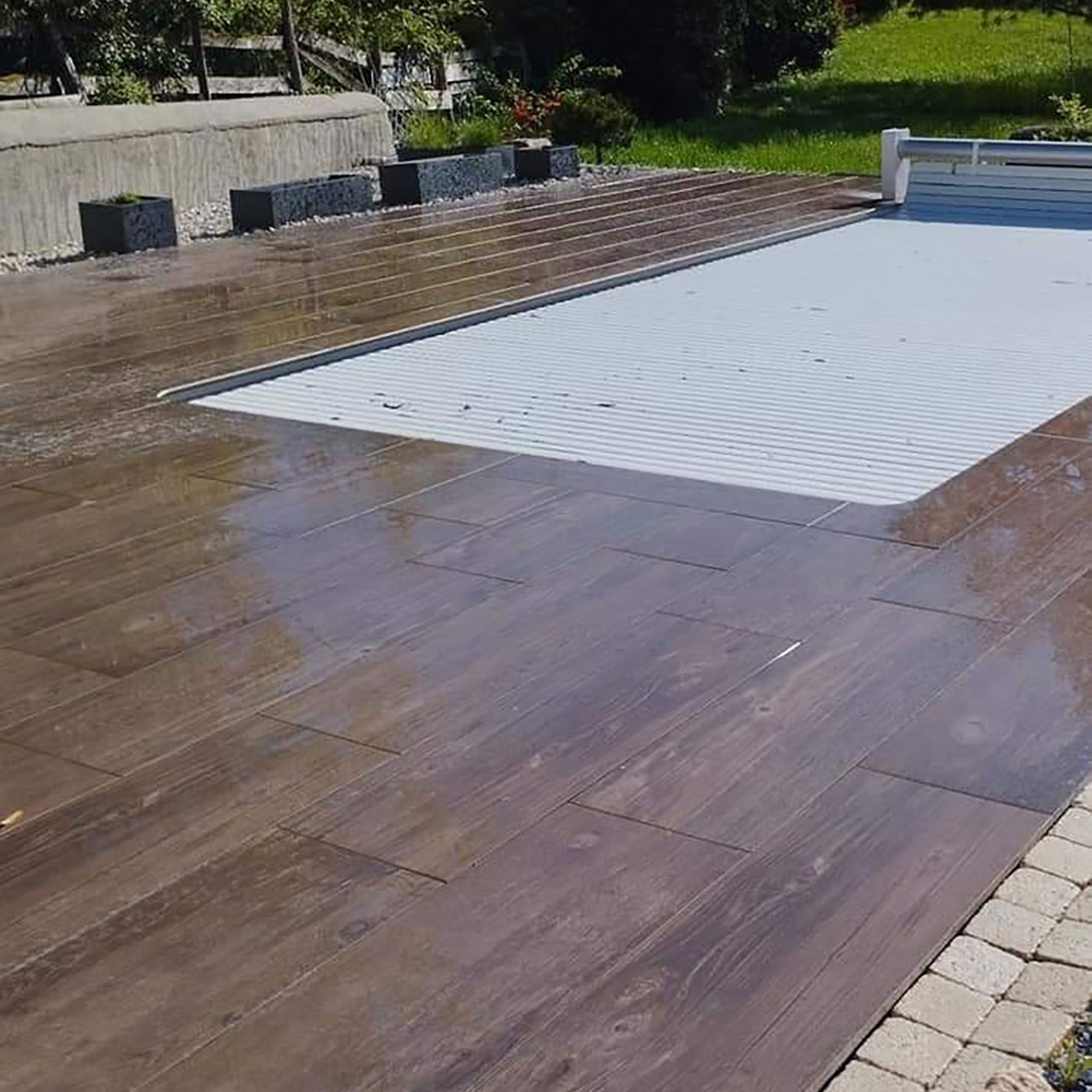  piscine terrasse élégante et sécurisée avec un carrelage imitation bois