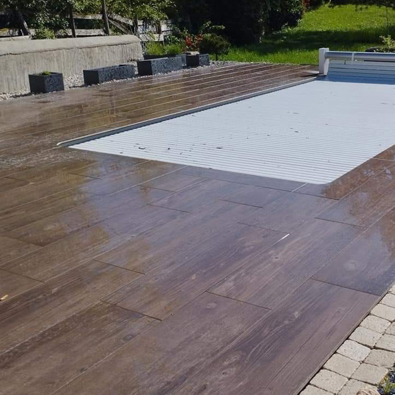  piscine terrasse élégante et sécurisée avec un carrelage imitation bois