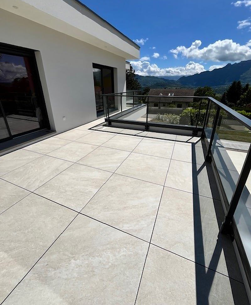 Réalisation terrasse sur plots par le magasin Le Carrelage Bugiste à Belley