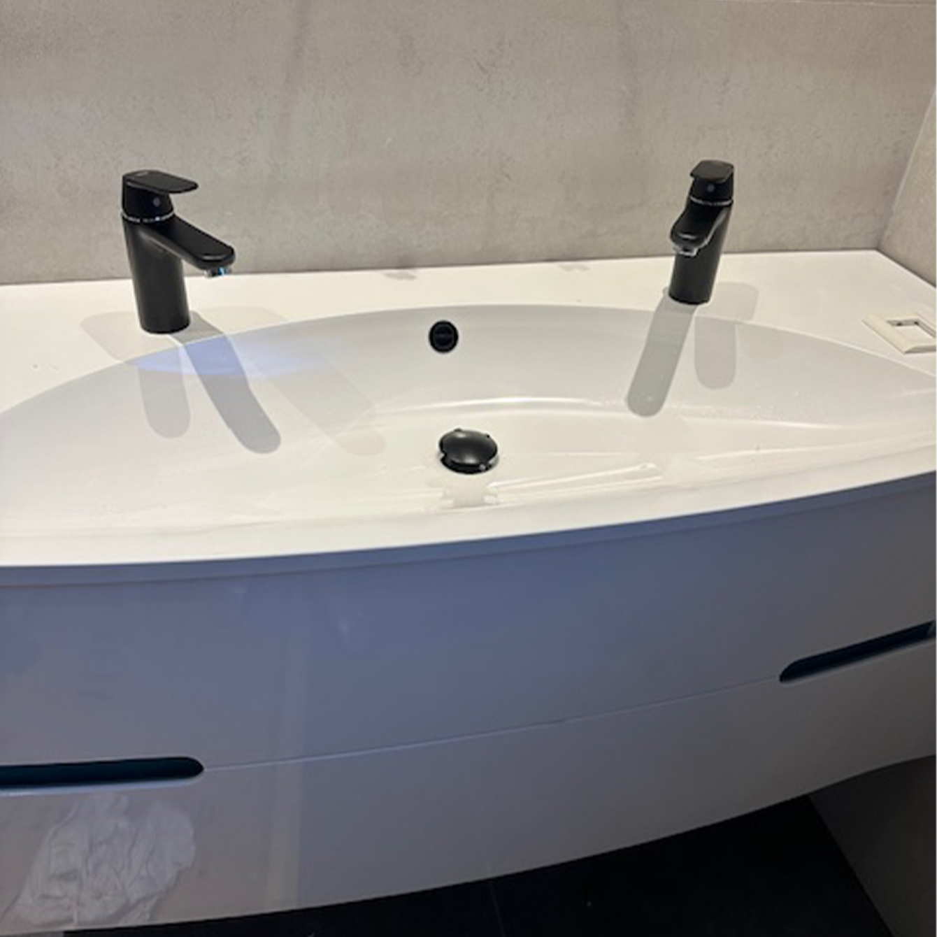 Rénovation salle de bain avec meuble de salle de bain par Pop Carrelage à Béziers