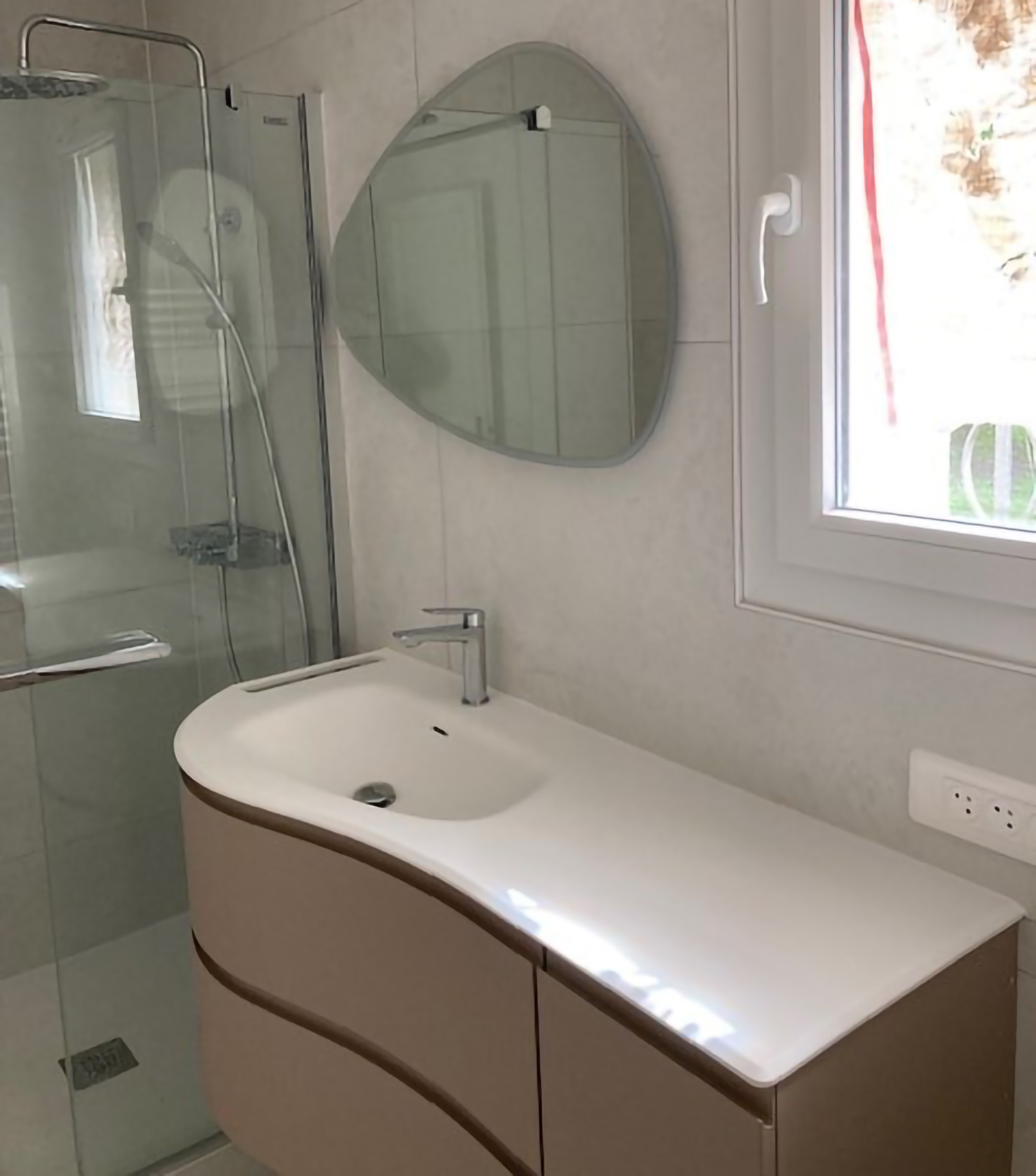 Salle de bain carrelage au sol blanc après rénovation