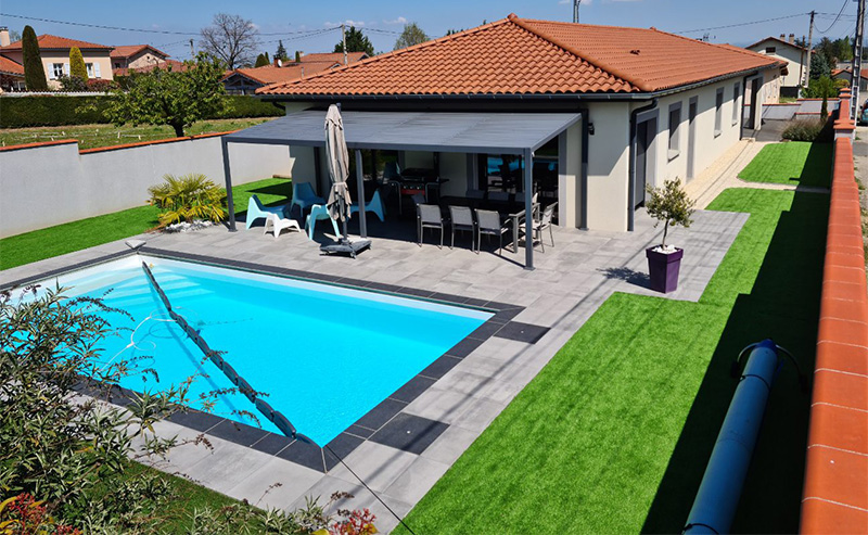 Réalisation client d'une terrasse et plage de piscine par Vilvert Carrelage à Montbrison