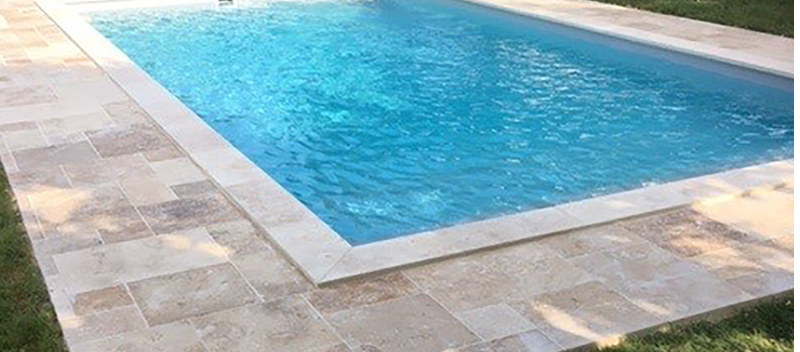 rénovation d'une piscine avec un carrelage travertin