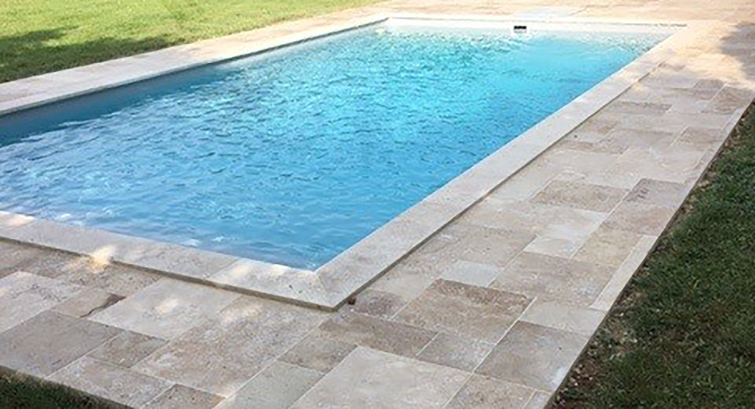 rénovation d'une piscine avec un carrelage travertin